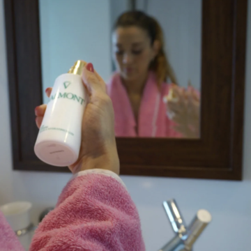 VALMONT Priming with A Hydrating Fluid - Xịt khoáng cấp ẩm căng bóng da image 3